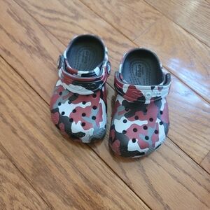 CROCS ICONIC Comfort CAMO Kids Size 6 C CLOGS SANDAL SHOES Gray Burgundy